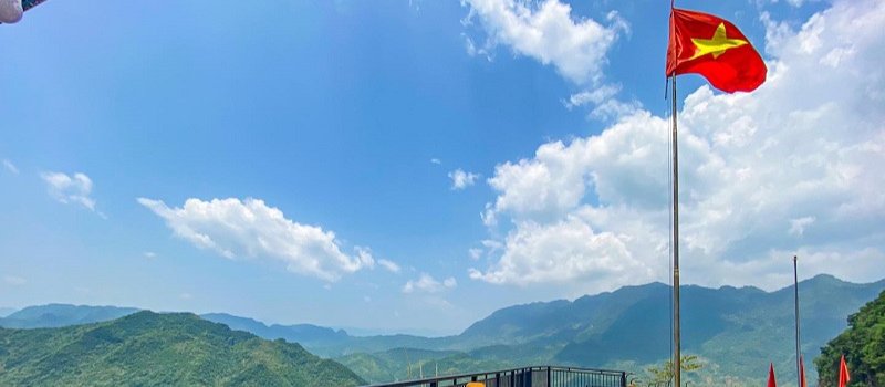 prendre-une-photo-panoramique-de-la-vallee-de-mai-chau-au-mat-du-drapeau