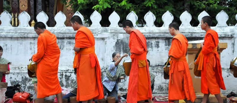 cérémonie d'aumône de Tak Bat à Luang Prabang