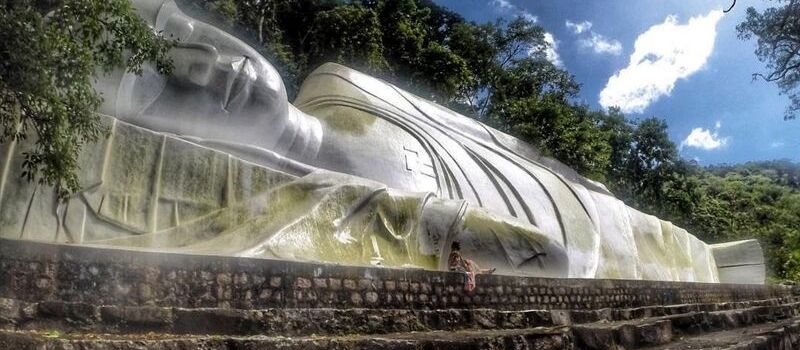 statue de bouddha couche