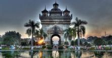 Admiration de l’Arc de triomphe Patuxai à Vientiane