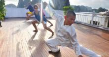 Croisiere en baie Halong pour une séance de Tai Chi sur le sundeck