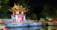 Une visite nocturne au Temple de la Littérature Hanoi Voyage Vietnam