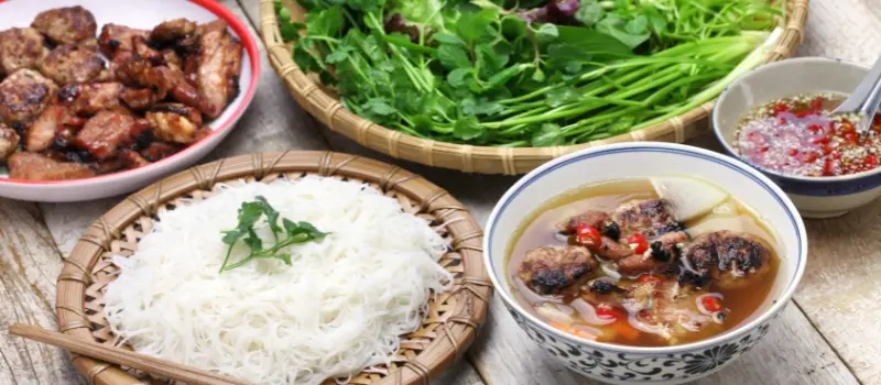 Quels sont les plats emblématiques de Hanoi à essayer vacances au Vietnam?