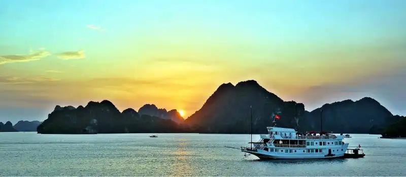 Admiration du lever et du coucher du soleil sur la baie Halong Admiration du lever et du coucher du soleil sur la baie Halong