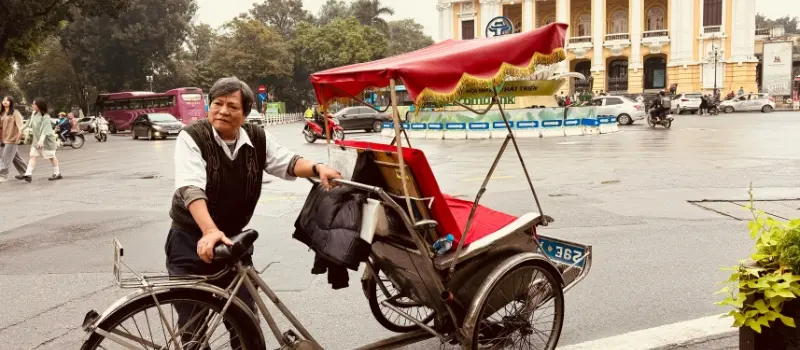 Balade en xích lô dans les ruelles oubliées Hanoi Balade en xích lô dans les ruelles oubliées Hanoi