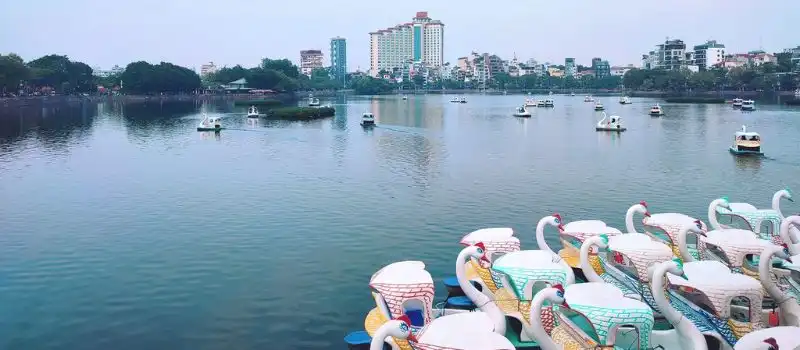 Balade paisible en pédalo de cygne sur le lac de l’Ouest Visite à Hanoi Balade paisible en pédalo de cygne sur le lac de l’Ouest Visite à Hanoi