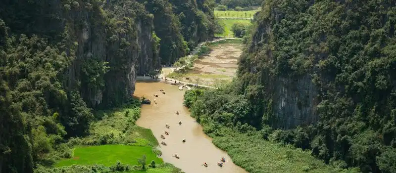 Barque &agrave; rame sur la rivi&egrave;re Ng&ocirc; Đồng