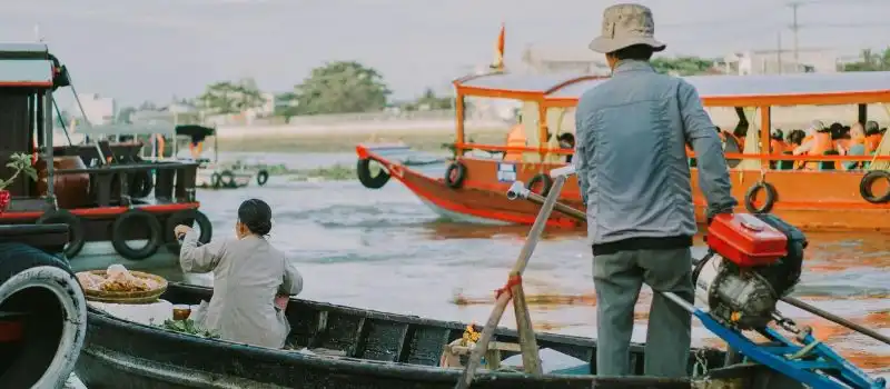 Bateaux traditionnels sur une scène fluviale animée Bateaux traditionnels sur une scène fluviale animée