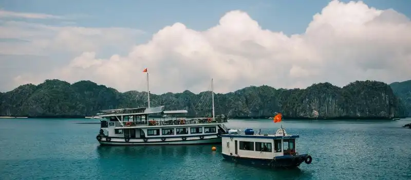 Budget pour visiter baie d'Halong: prix d’une croisière privée avec guide francophone et chauffeur agence locale
