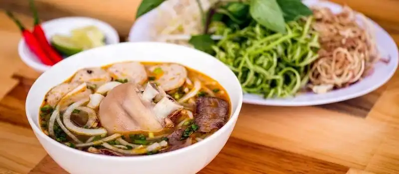 Bun bo Hue (vermicelles du bœuf) Bun bo Hue (vermicelles du bœuf)