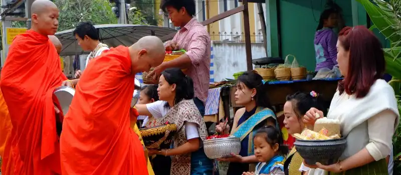 Cérémonie d'aumône dans la rue à Luang Prabang Cérémonie d'aumône dans la rue à Luang Prabang