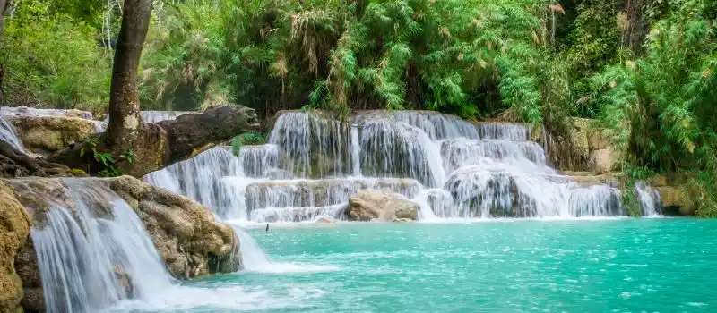 Chutes d’eau de Kuang Si près de Luang Prabang Chutes d’eau de Kuang Si près de Luang Prabang