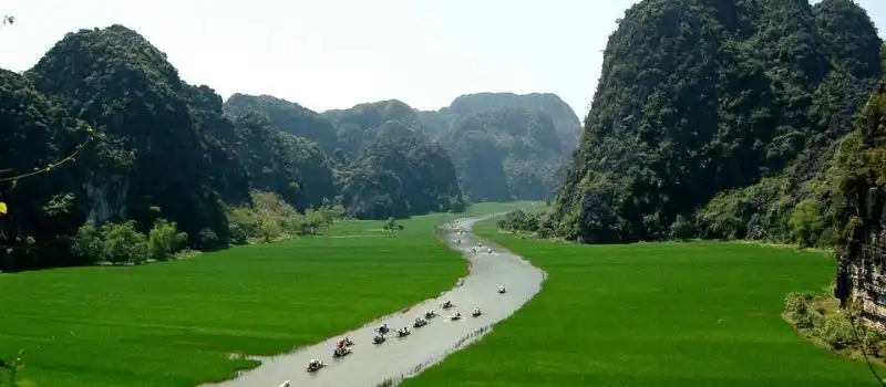 Complexe paysager de Trang An baie d'Halong en terrestre Complexe paysager de Trang An baie d'Halong en terrestre