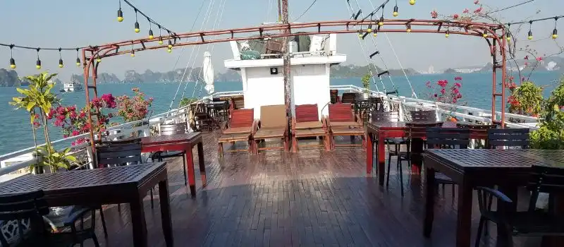 Croisière au cœur des merveilles karstiques en baie Halong Croisière au cœur des merveilles karstiques en baie Halong