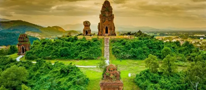 Découvrir les tours Cham de Banh It Découvrir les tours Cham de Banh It