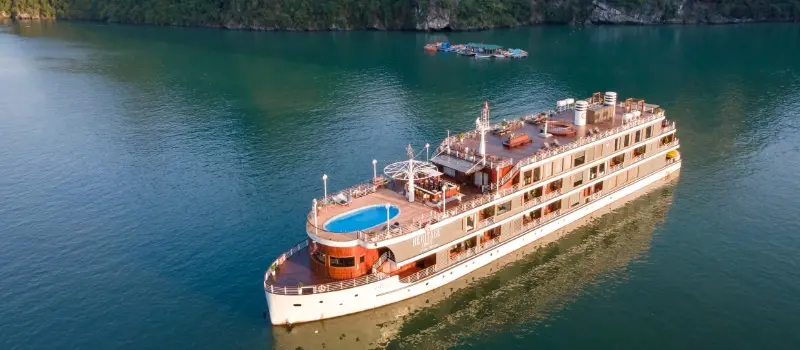 Embarquement pour une croisière dans la baie