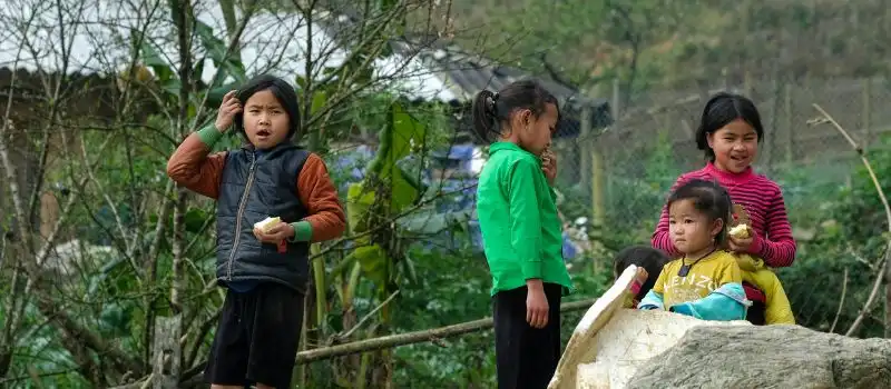 Enfants jouant en plein air à Sapa Vietnam Enfants jouant en plein air à Sapa Vietnam
