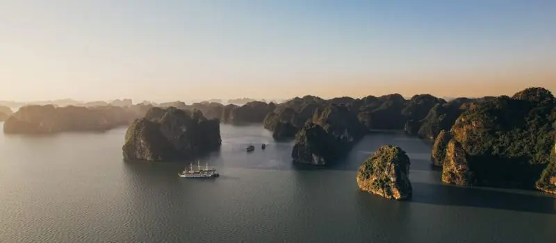 Est-ce que toute la croisiere en baie Halong inclut visites aux îles?