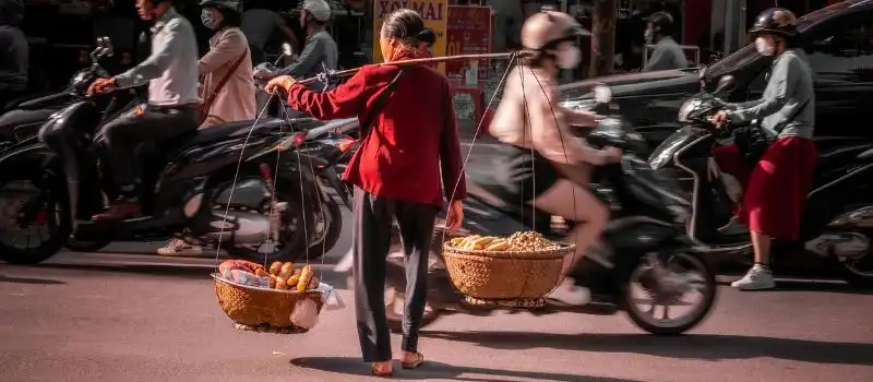 Expérience palpitante de traverser une rue trépidante au Vietnam Expérience palpitante de traverser une rue trépidante au Vietnam