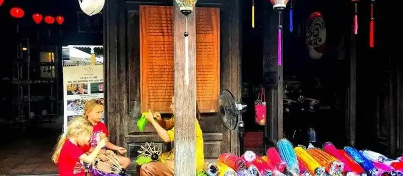 Fabrication de lanternes à Hoi An