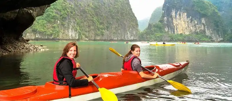 Faire du kayak dans la baie Halong Faire du kayak dans la baie Halong