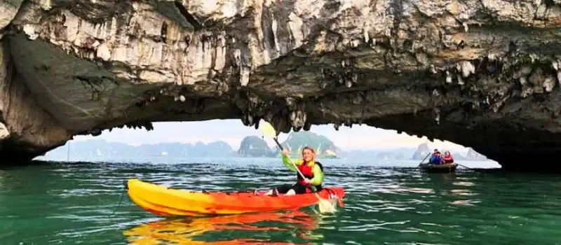 Faire du kayak en baie de Bai Tu Long Faire du kayak en baie de Bai Tu Long
