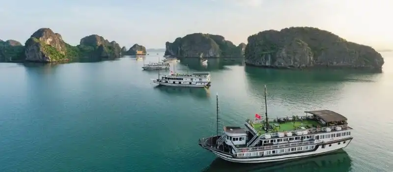 Faire une croisière sur un bateau de jonque dans la baie Halong Faire une croisière sur un bateau de jonque dans la baie Halong