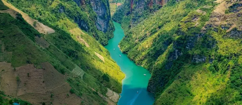 Voyager avec un Guide francophone au Vietnam pour admirer rivière Nho Que Voyager avec un Guide francophone au Vietnam pour admirer rivière Nho Que