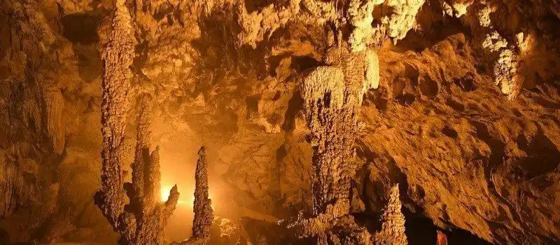 Explorer la grotte de Mo Luong Explorer la grotte de Mo Luong