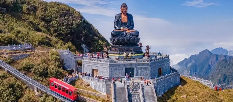 À la découverte de Sapa avec une voiture chauffeur privé de notre Agence À la découverte de Sapa avec une voiture chauffeur privé de notre Agence