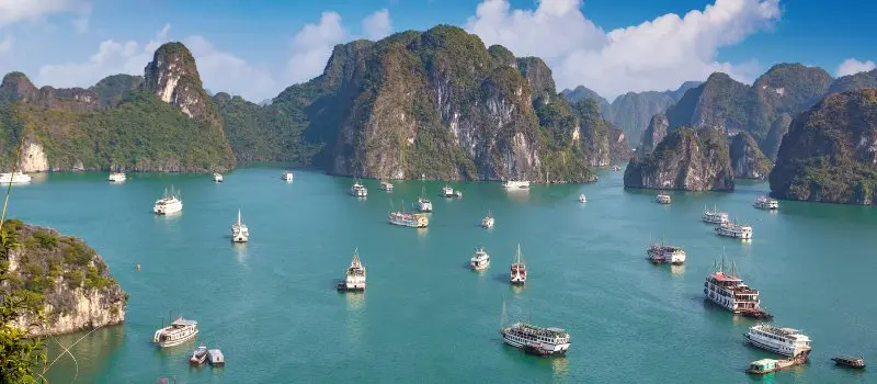 À la découverte de la baie d’Halong avec agence de voyage locale au Vietnam