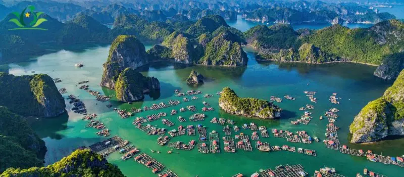 Village flottant de pêcheurs dans la baie Halong Village flottant de pêcheurs dans la baie Halong