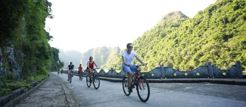 Croisiere en baie Halong pour excursions à vélo sur les îles environnantes Croisiere en baie Halong pour excursions à vélo sur les îles environnantes