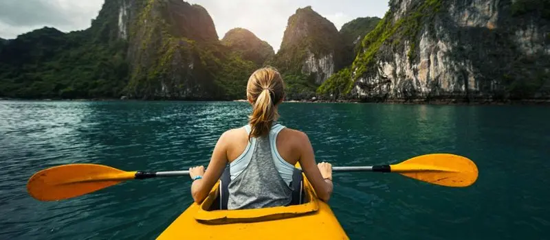 Kayak dans la baie d’Halong
