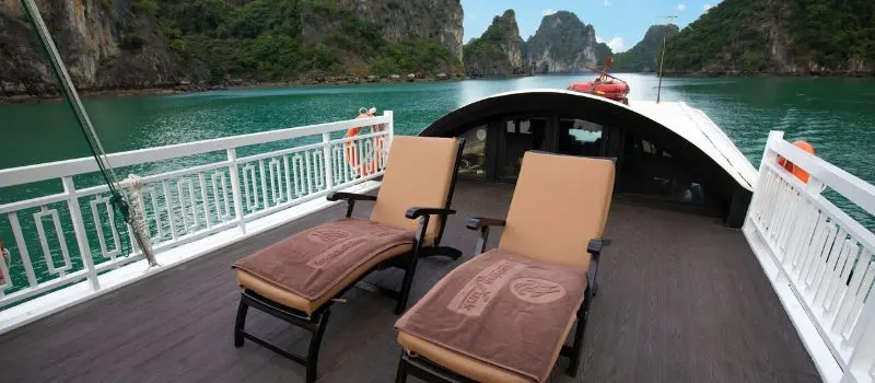 Croisiere en baie Halong pour profiter de moments de détente sur le pont Croisiere en baie Halong pour profiter de moments de détente sur le pont