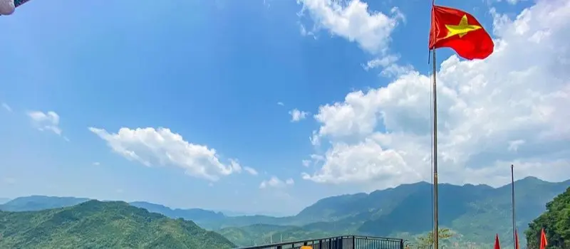 Prendre une photo panoramique de la vallée de Mai Chau au mât du drapeau