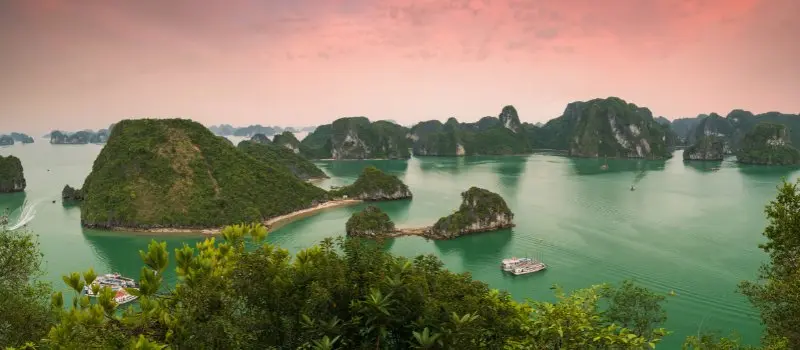 Baie d’Halong - L’une des attractions touristiques du Vietnam Baie d’Halong - L’une des attractions touristiques du Vietnam