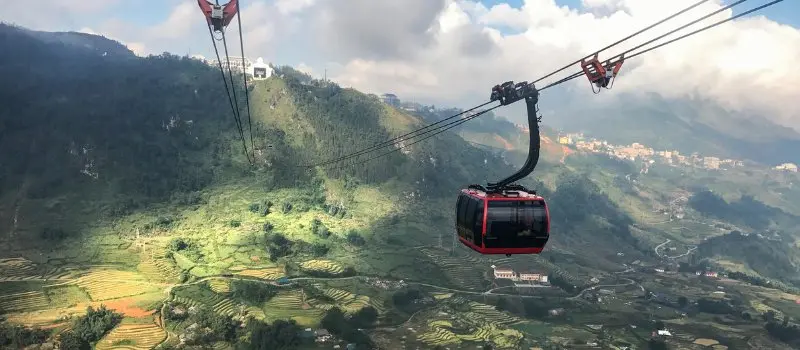 Prendre un téléphérique jusqu'au mont Fansipan Prendre un téléphérique jusqu'au mont Fansipan