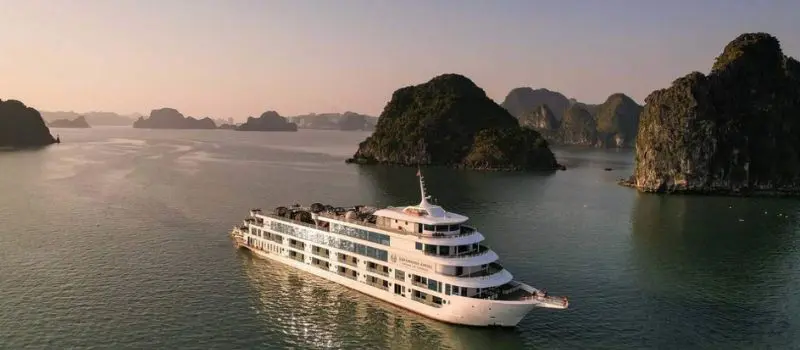 Voyage de luxe au Vietnam pour une croisière de luxe en baie d'Halong Voyage de luxe au Vietnam pour une croisière de luxe en baie d'Halong