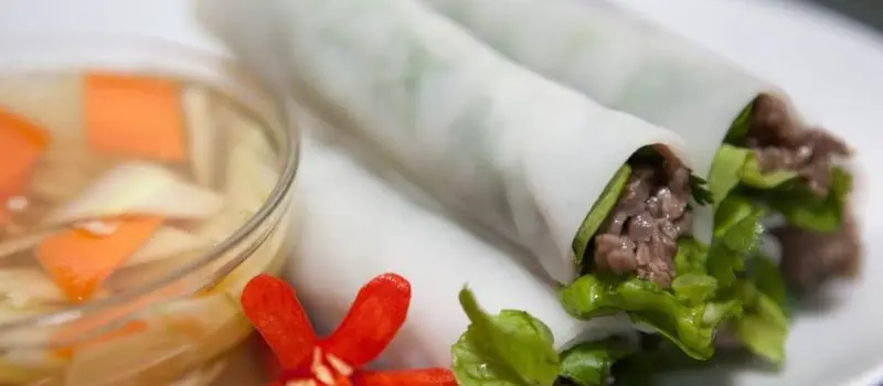 Partez en voyage au Vietnam pour déguster Rouleaux de pho au bœuf sauté