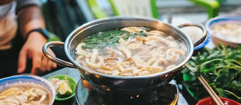 Potée de poulet au basilic (Lẩu gà lá é) Potée de poulet au basilic (Lẩu gà lá é)