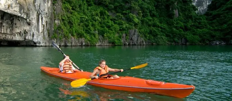 Kayak dans la baie d’Halong Kayak dans la baie d’Halong