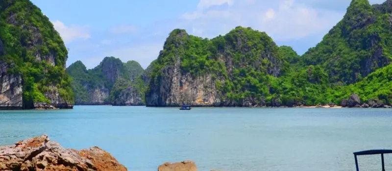 Croisiere en baie Halong pour faire de la plongée près de ile de Cong Do Croisiere en baie Halong pour faire de la plongée près de ile de Cong Do