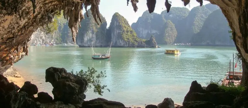 Croisiere en baie Halong pour découvrir la belle grotte de Bo Nau Croisiere en baie Halong pour découvrir la belle grotte de Bo Nau