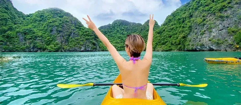 Kayak dans la baie d’Halong
