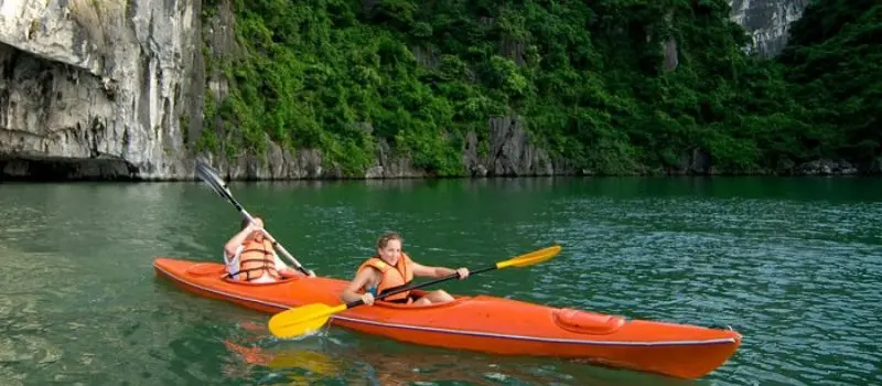 Kayak dans la baie Halong Kayak dans la baie Halong