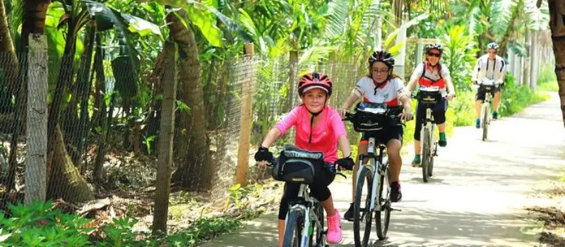 Faire du vélo dans le delta du Mékong