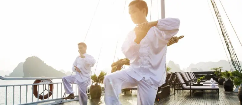 Croisiere en baie Halong pour une séance de Tai Chi sur le sundeck Croisiere en baie Halong pour une séance de Tai Chi sur le sundeck