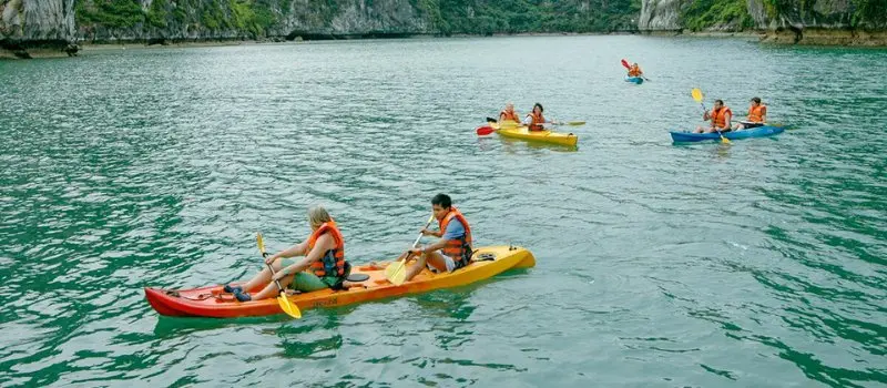 Kayak dans la baie d’Halong Kayak dans la baie d’Halong