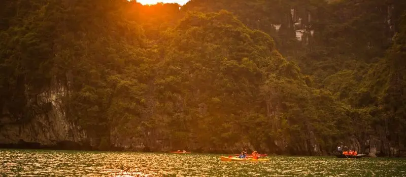 Croisiere en baie Halong pour découvrir l'étonnante grotte de Luon